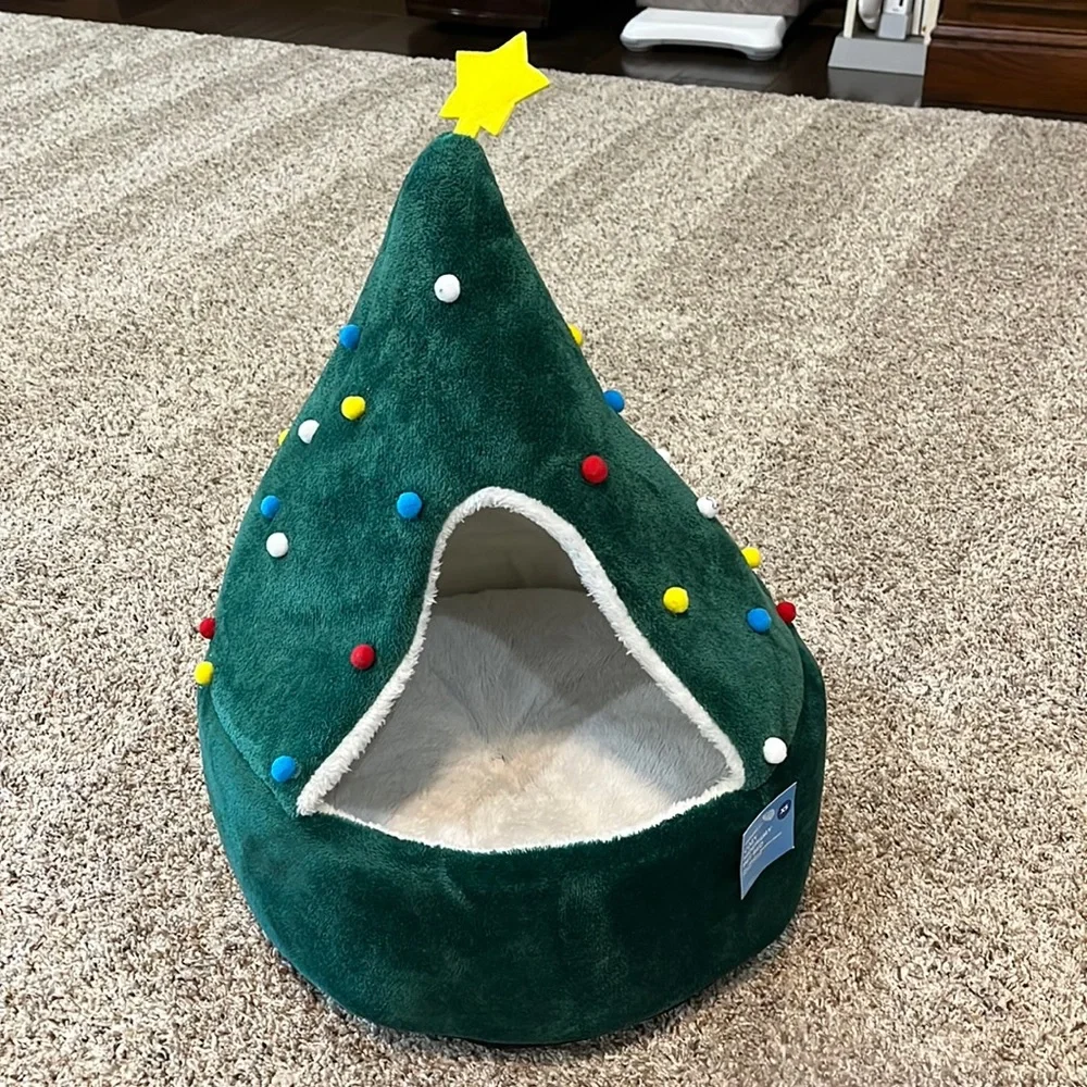 NWT Christmas Tree pet bed
